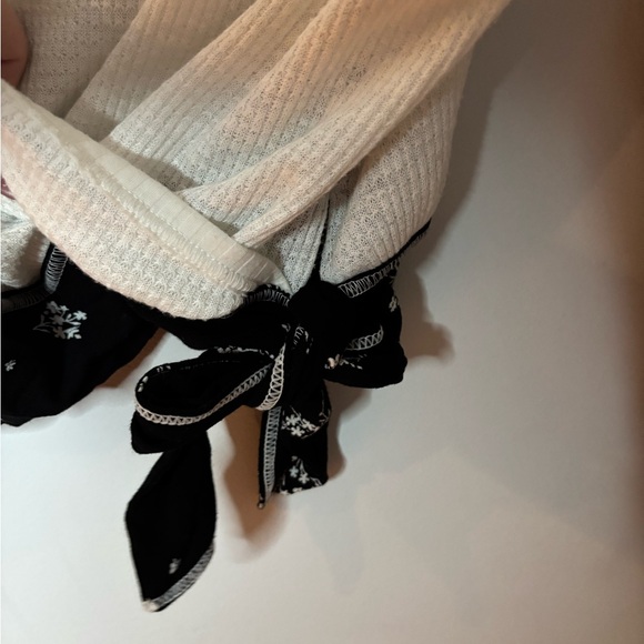 Elegant Black and White Women's Top - Picture 6 of 8